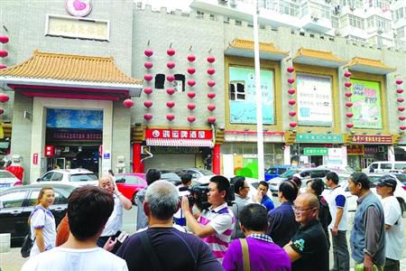 青島宰客海鮮店成“景點”，游人“參觀”拍照。
