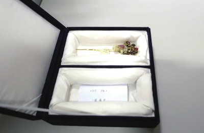 存放于匣內(nèi)的金簪華美依舊。