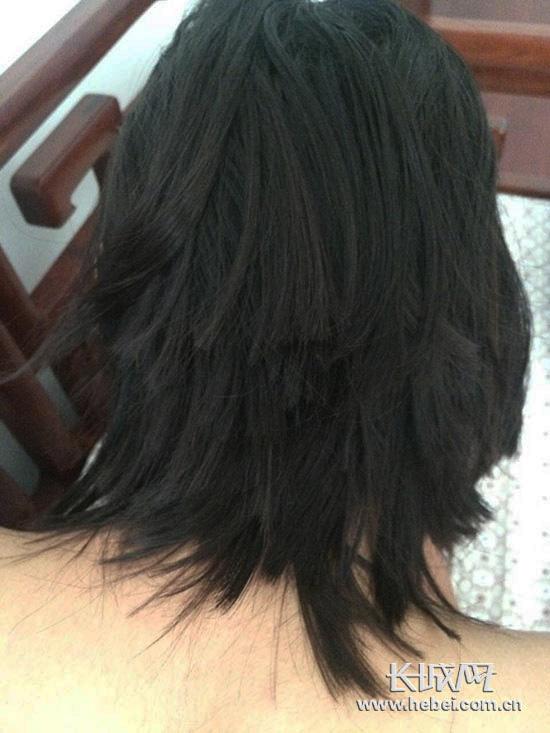 唐山市第六十二中學(xué)高一女生王某被老師剪得七零八碎的頭發(fā)。學(xué)生家長(zhǎng)陳女士/供圖