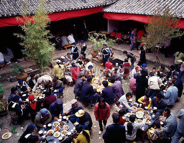 貴州畢節(jié)織金縣板橋鄉(xiāng)政府公職人員在整頓村民亂辦酒席時，雙方發(fā)生沖突并互有出手。