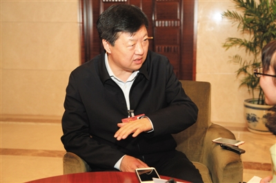 昨日下午，全國人大代表、哈爾濱市長宋希斌在駐地接受新京報記者專訪。張磊 攝