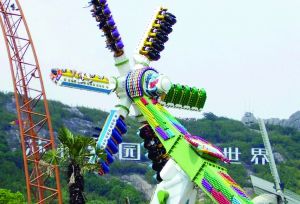 3月28日零點剛過幾分鐘，上海迪士尼6月16日開園日的門票就宣告售罄，巨大的訪問量一度導致票務系統(tǒng)出現(xiàn)間歇性故障，被網(wǎng)友調(diào)侃“激烈程度堪比春運”。網(wǎng)上甚至有“黃?！睂⒁粡堥_園門票炒到幾千元。
