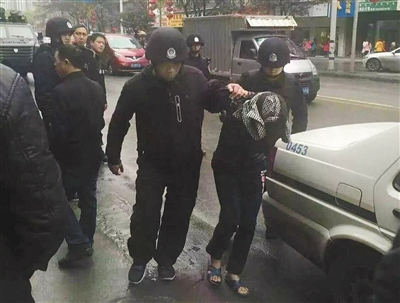 達州市警方押解剛被抓獲的犯罪嫌疑人褚思練（裹頭巾者）。 本組圖片/新華社