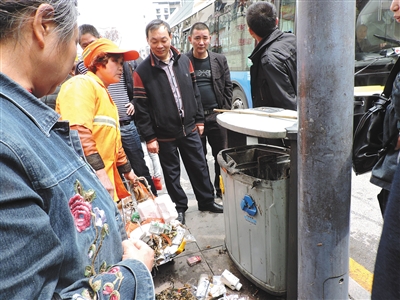 四川達州市通川區(qū)一垃圾桶，被搶槍支在此被找到。