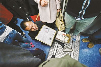 在賣藝時(shí)，李大鵬會(huì)把判決結(jié)果掛在胸前