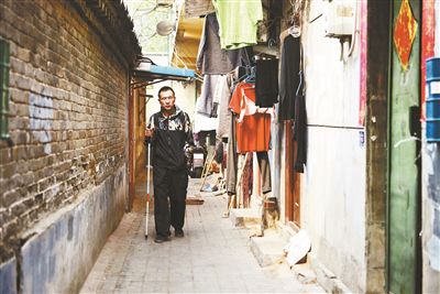 雖然曾被報(bào)道擁有兩套房產(chǎn)，李大鵬實(shí)際的租住地在一片棚戶區(qū)里