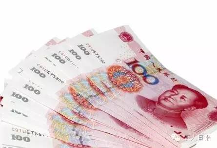 按照4月1日起上海執(zhí)行的月最低工資標(biāo)準(zhǔn)2190元計算，勞動者在5月1日當(dāng)天加班，每天的加班工資至少有302元。如果3天都加班、不調(diào)休，加班工資至少有704元。