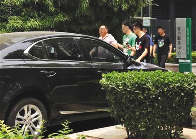 昨日下午，北京警方從新華聯(lián)國際公寓內(nèi)帶出一名男子