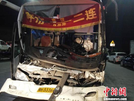 圖為載客大巴車，受損嚴(yán)重。