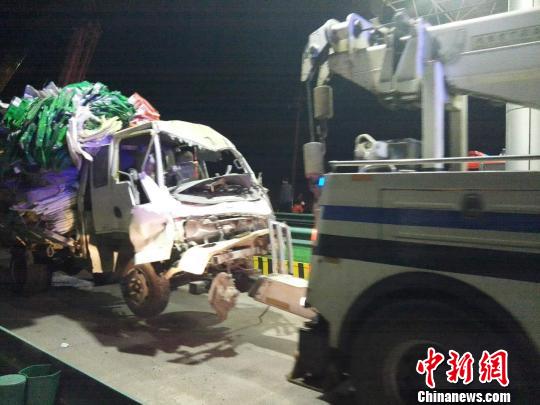 圖為事故清障車運(yùn)送受損車輛。