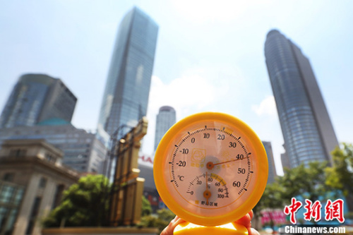 7月26日中午12點39分，南京街頭高溫逼人，用溫度計測量的實時溫度超過40攝氏度。 中新社記者 泱波 攝