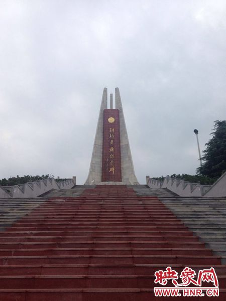 桐柏是革命老區(qū)，英雄紀(jì)念碑位于南端翠屏山上。