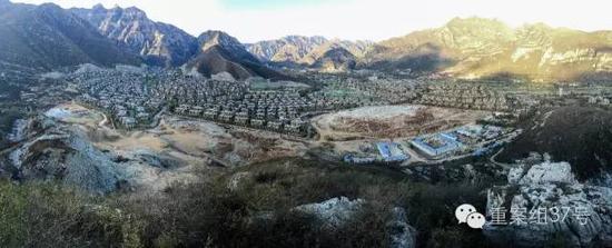河北淶水“青青小鎮(zhèn)”1-6期全景圖，上百棟別墅組成的別墅群依山而建。部分山體被炸平，準(zhǔn)備建起聯(lián)排雙拼別墅。    新京報(bào)記者 大路 攝