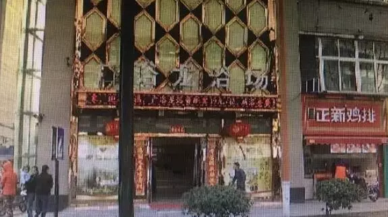 張阿姨說，附近柜臺一名工作人員，說什么也不讓她在這塊走廊哄孫女，幾句不和，雙方吵了起來。