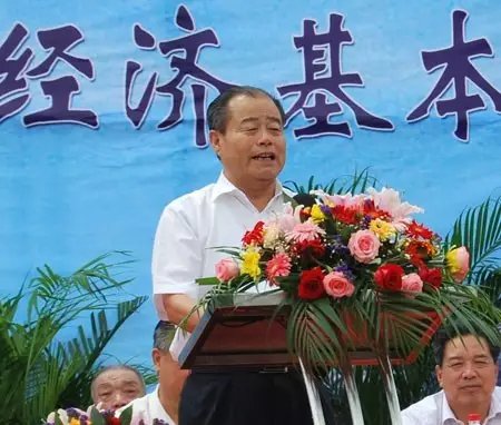 信發(fā)集團(tuán)發(fā)展成為一家集發(fā)電、供熱、氧化鋁、電解鋁、碳素、燒堿、聚氯乙烯、電石、鋁深加工等產(chǎn)業(yè)于一體的現(xiàn)代化大型企業(yè)集團(tuán)，位于山東聊城茌平縣。2016年10月，信發(fā)集團(tuán)董事局主席張學(xué)信在接受山東商報(bào)采訪時(shí)表示，44年企業(yè)沒有一名員工離職。