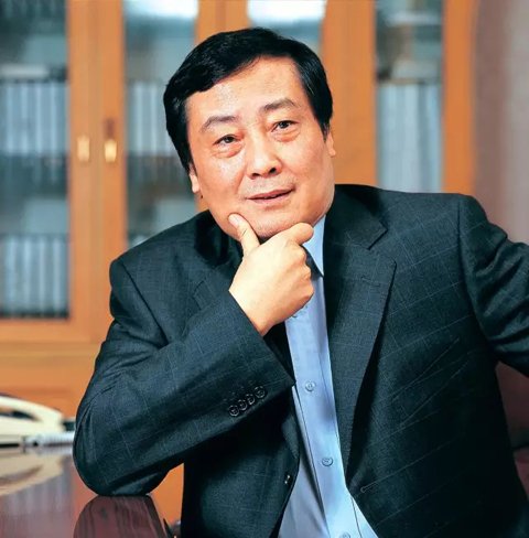 靠一瓶一瓶賣水發(fā)家的娃哈哈董事長(zhǎng)宗慶后曾接受《環(huán)球時(shí)報(bào)》采訪表示，企業(yè)家社會(huì)責(zé)任除了體現(xiàn)在為社會(huì)創(chuàng)造財(cái)富，解決更多就業(yè)，以及增加稅收貢獻(xiàn)，再者就是要把員工照顧好，讓員工在企業(yè)發(fā)展，收入生活水平提高。