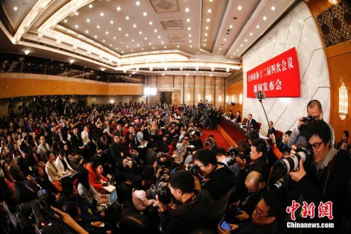 資料圖：2016年3月2日，全國(guó)政協(xié)十二屆四次會(huì)議新聞發(fā)布會(huì)在北京人民大會(huì)堂舉行，大會(huì)新聞發(fā)言人王國(guó)慶回答記者提問(wèn)。 中新社記者 杜洋 攝