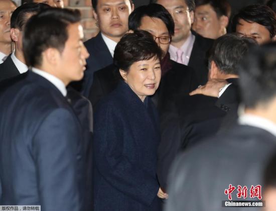 樸槿惠抵達(dá)私宅面帶微笑。