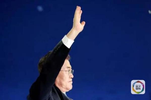 目前民調(diào)領(lǐng)先的共同民主黨候選人文在寅方面當(dāng)天上午表示，強(qiáng)行在星州部署“薩德”的做法“無視國民意愿和程序”，實際上切斷了下屆政府針對“薩德”相關(guān)政策的判斷余地。