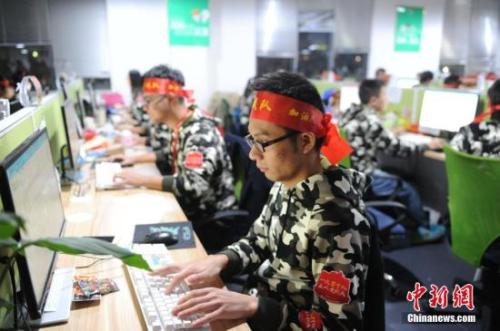 資料圖：安徽蕪湖某電商迎戰(zhàn)雙十一。中新社記者 張婭子 攝