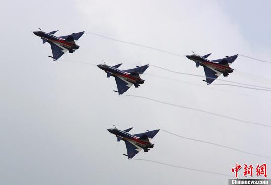 資料圖：殲-10表演機(jī)。<a target='_blank'  _fcksavedurl='http://www.chinanews.com/' _fcksavedurl='http://www.chinanews.com/'>中新社</a>發(fā) 申進(jìn)科 攝