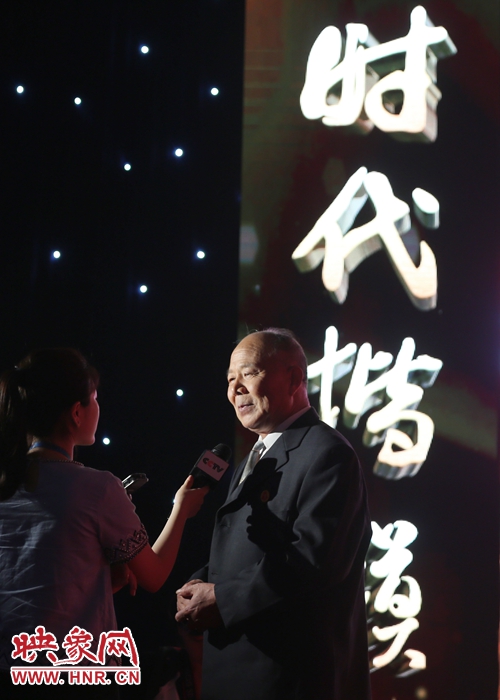 河南鄧州“編外雷鋒團(tuán)”團(tuán)長宋清梅，在“時(shí)代楷?！卑l(fā)布廳接受中央媒體現(xiàn)場采訪。