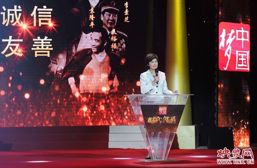 中央電視臺“時(shí)代楷?！卑l(fā)布廳，發(fā)布人敬一丹介紹“編外雷鋒團(tuán)”。