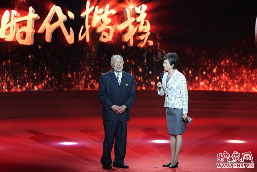 河南鄧州“編外雷鋒團(tuán)”團(tuán)長，在“時(shí)代楷?！卑l(fā)布廳接受敬一丹訪問。