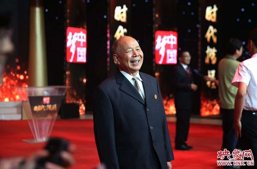 河南鄧州“編外雷鋒團(tuán)”被中宣部授予“時(shí)代楷模”榮譽(yù)稱號，團(tuán)長宋清梅非常激動和高興。