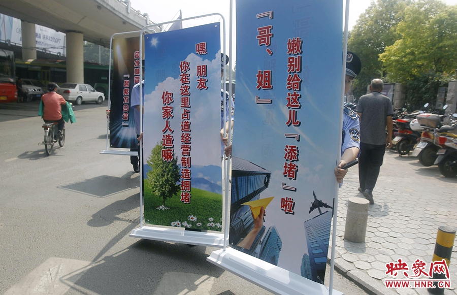 “哥、姐，嫩（你們）別給這兒添堵啦?！? width=