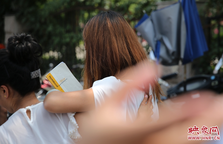 兩名看守攤位的女孩見記者拍照離開現(xiàn)場。