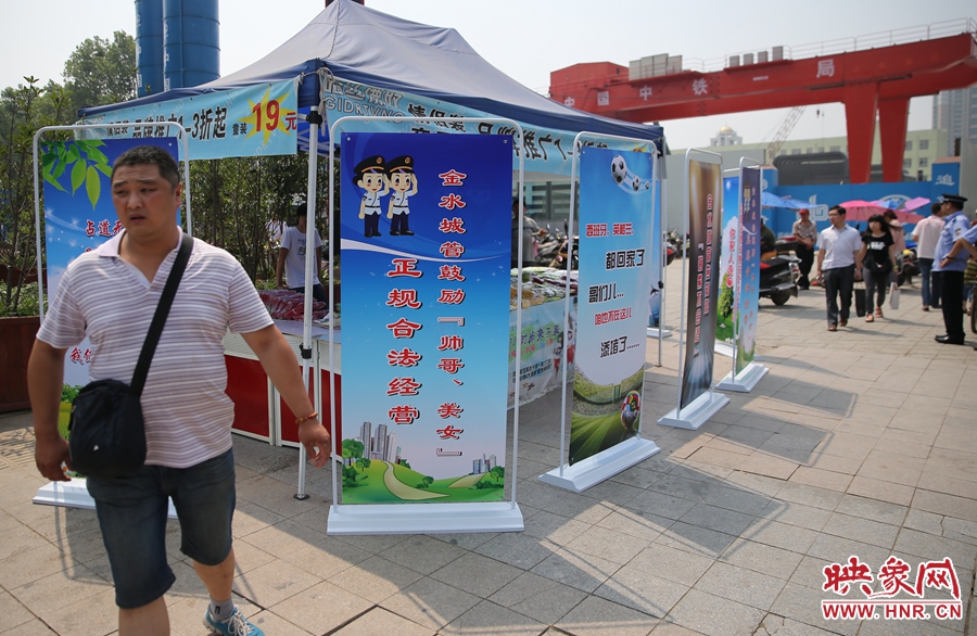 攤位被“圍觀”后，沒有一單生意，過往市民叫好。