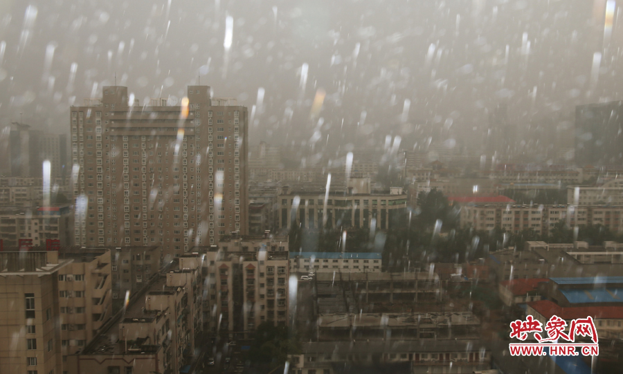 17時25分,鄭州強降雨,紫荊山附近的市民真切地感受到了什么叫大雨傾盆。