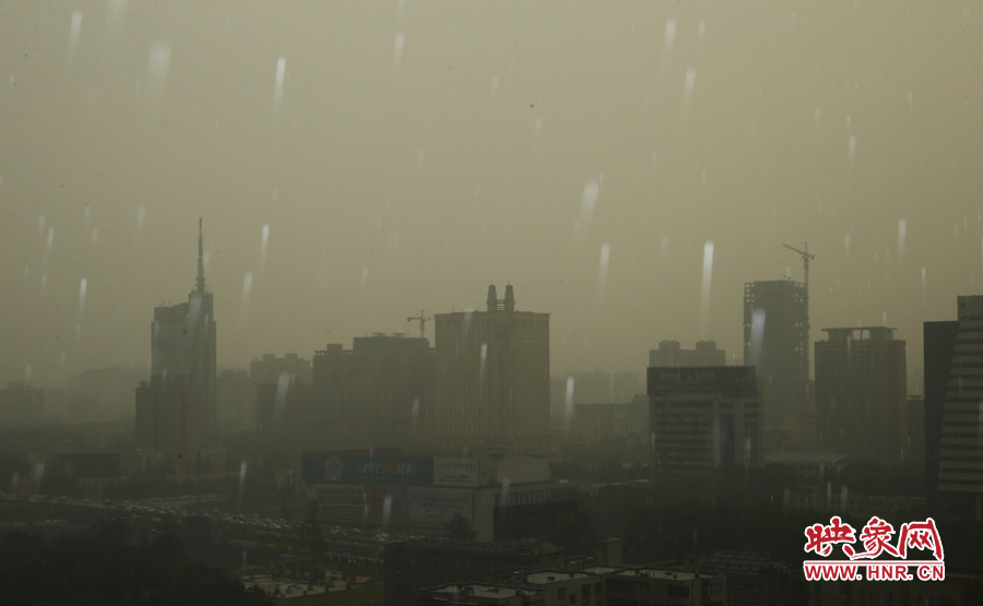 17時29分,鄭州強降雨,紫荊山附近的市民真切地感受到了什么叫大雨傾盆。