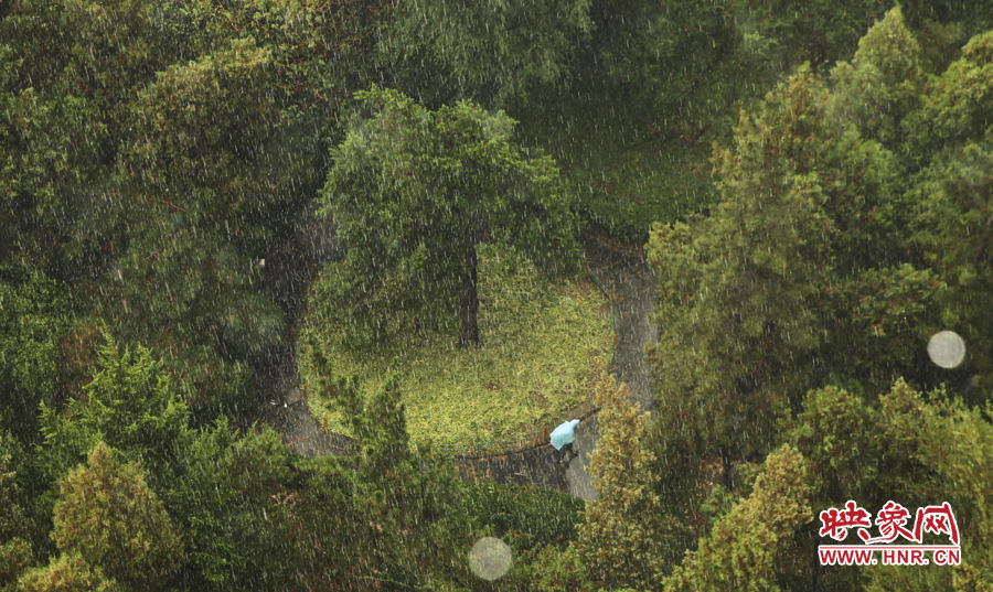 17時25分,鄭州強降雨,紫荊山附近的市民真切地感受到了什么叫大雨傾盆。