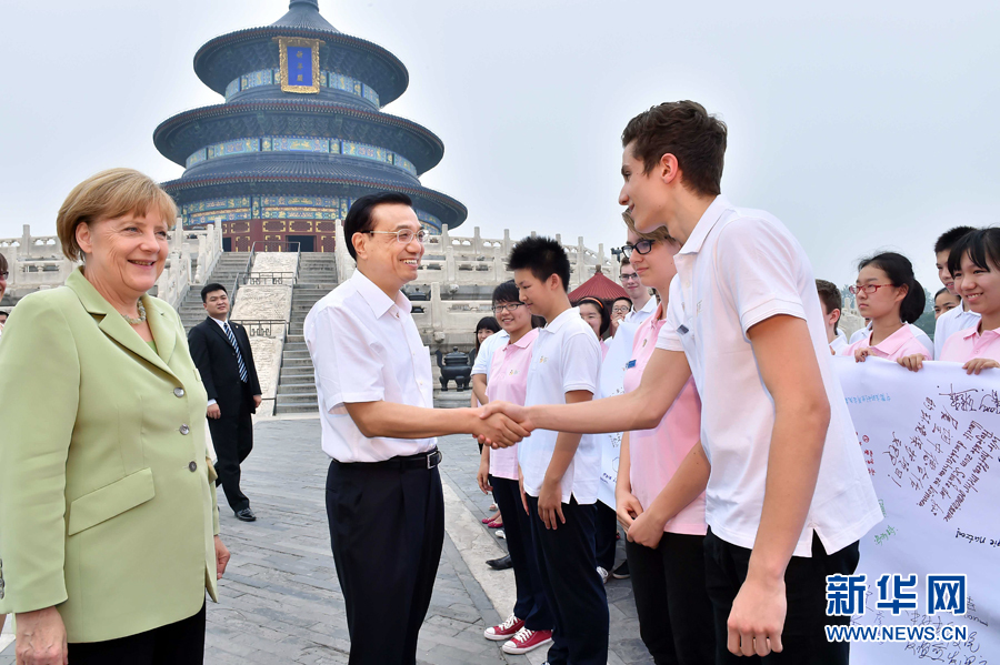 李克強(qiáng)同默克爾與青少年代表親切交流。