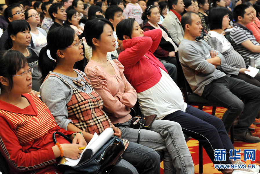 “準(zhǔn)媽媽”和“準(zhǔn)爸爸”們在鄭州市舉行的一場金色“孕”律音樂會現(xiàn)場欣賞搖籃曲（2011年5月8日攝）。
