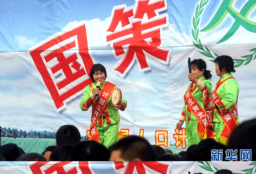 說唱演員在河南省寶豐縣街頭宣傳計劃生育政策（2008年2月19日攝）。