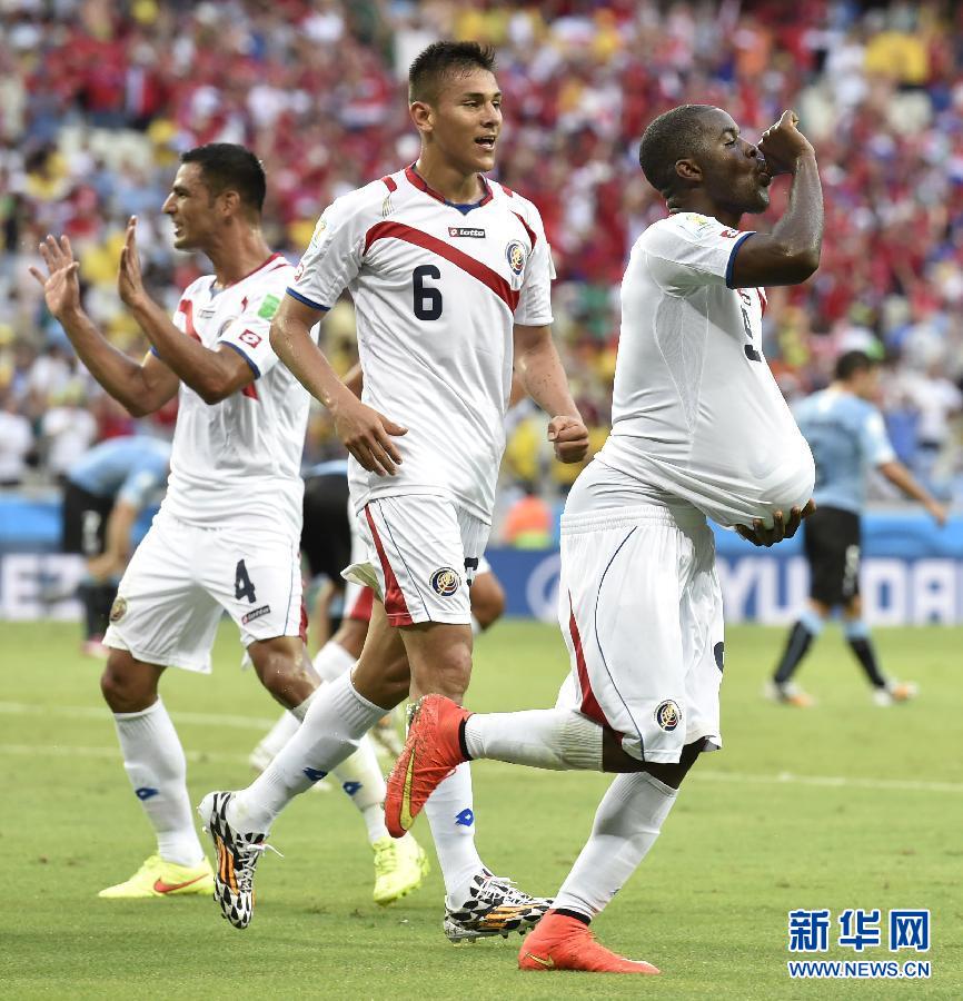 6月14日，哥斯達(dá)黎加隊(duì)球員喬·坎貝爾（右一）進(jìn)球后將足球塞進(jìn)衣服內(nèi)慶祝。
