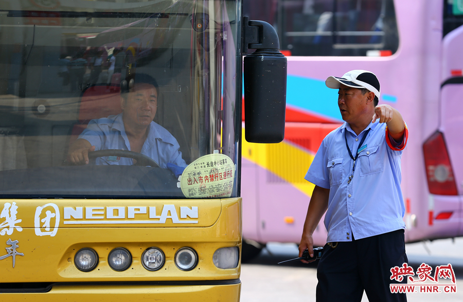 車場(chǎng)內(nèi)眾多汽車發(fā)動(dòng)機(jī)的噪音，使得調(diào)度員和司機(jī)交流都需要加大音量