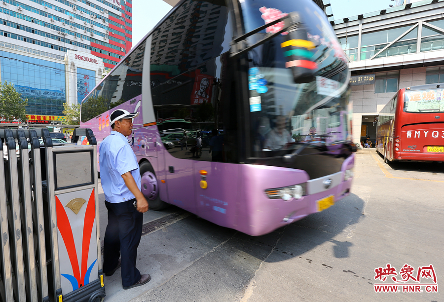 車場(chǎng)內(nèi)車輛順暢時(shí)，調(diào)度員還要在門(mén)口迎車指揮