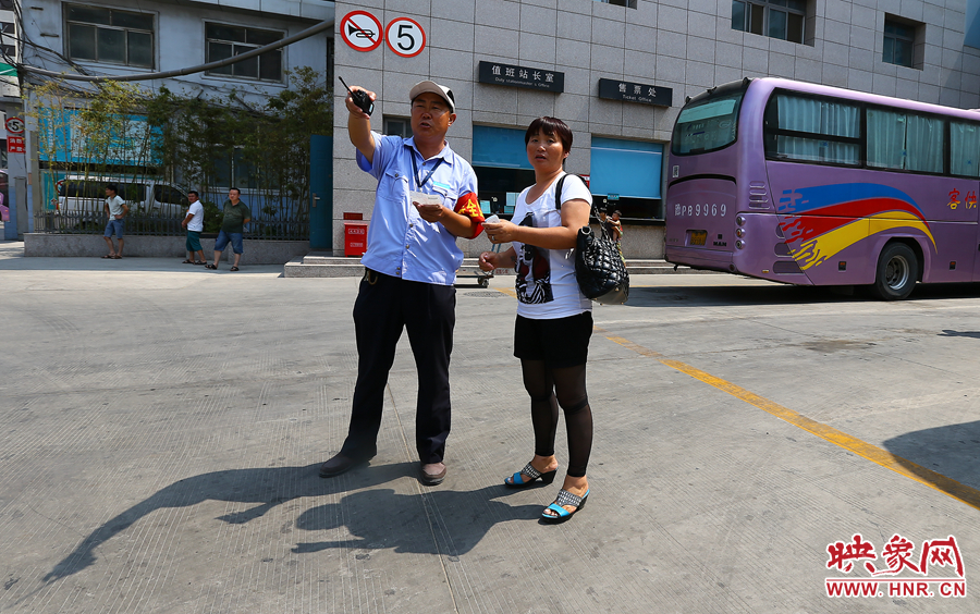 調(diào)度員不僅要保證車輛安全通暢，還肩負(fù)著疏導(dǎo)旅客的工作