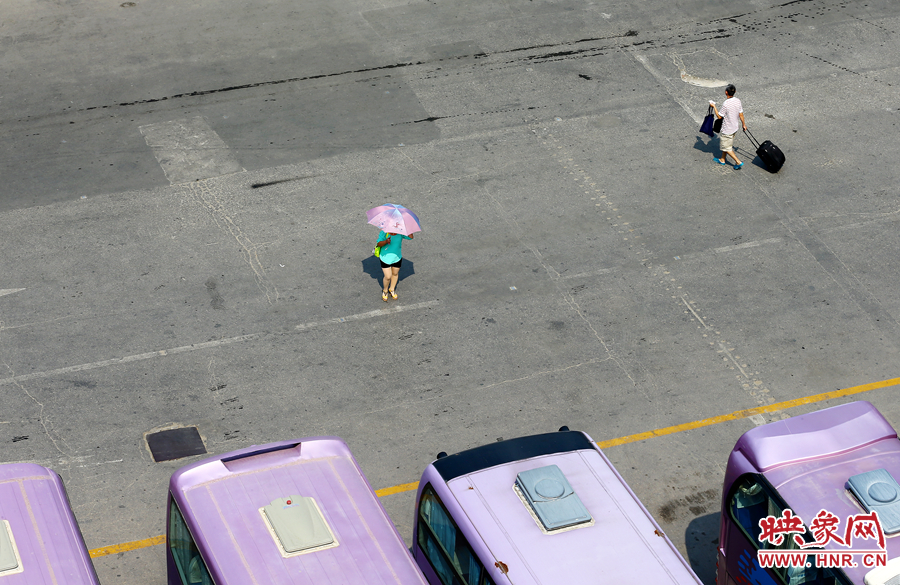 酷暑的陽(yáng)光，常常曬化車站內(nèi)地面的瀝青，乘車的旅客都是匆匆而過(guò)，不愿過(guò)多停留。