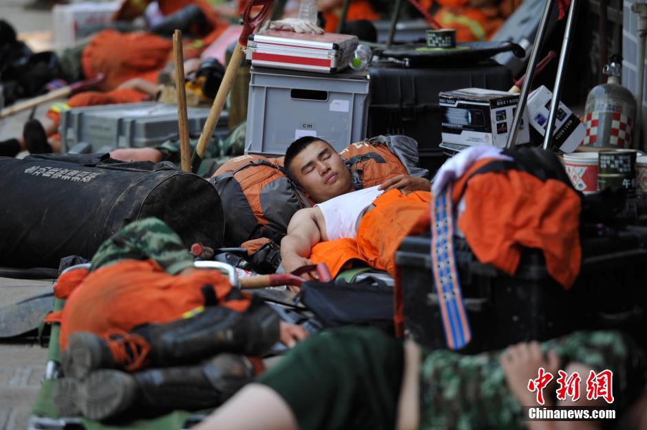 8月6日，龍頭山鎮(zhèn)，疲倦的救援官兵席地而眠。