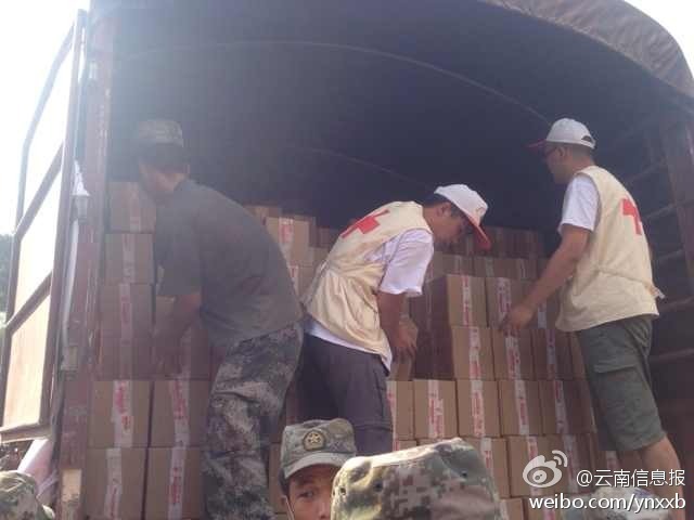 第14集團(tuán)軍官兵協(xié)助阿迪力將1100余箱切糕從貨車上卸下。