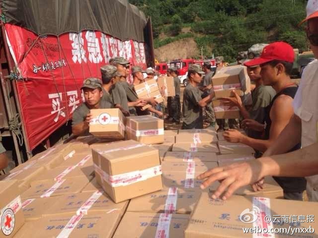 第14集團(tuán)軍官兵協(xié)助阿迪力將1100余箱切糕從貨車上卸下。