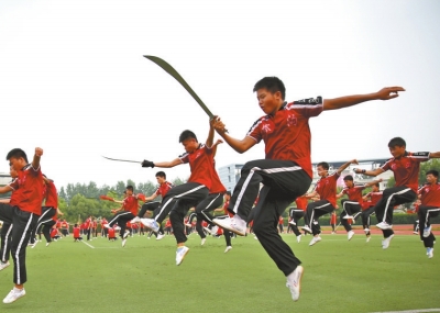 7月1日學(xué)員乘坐20多輛大巴奔赴南京適應(yīng)場(chǎng)地和排練節(jié)目,每天武術(shù)基本功訓(xùn)練必不可少。
