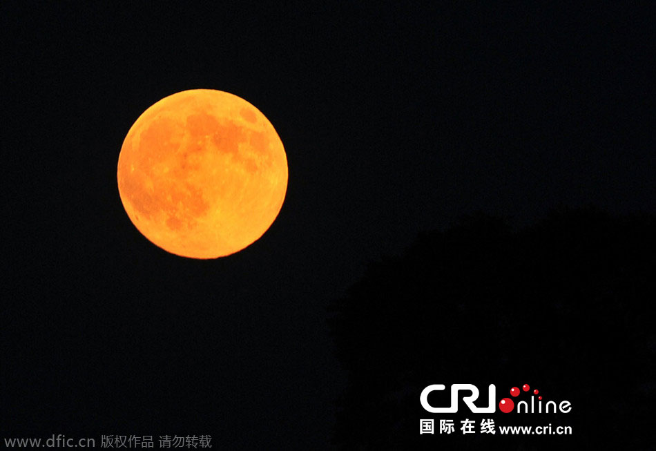 8月10日晚，一輪金燦燦的大月亮在遼寧省大連市東方升起。圖片來源：劉德斌/東方IC