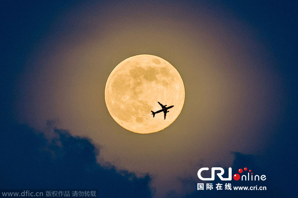 8月10日，19點15分，深圳上空的超級月亮。圖片來源：鄧飛/東方IC