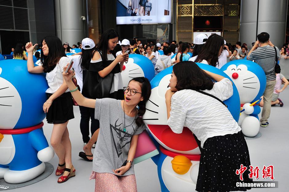 圖為成都民眾與哆啦A夢合影留念。